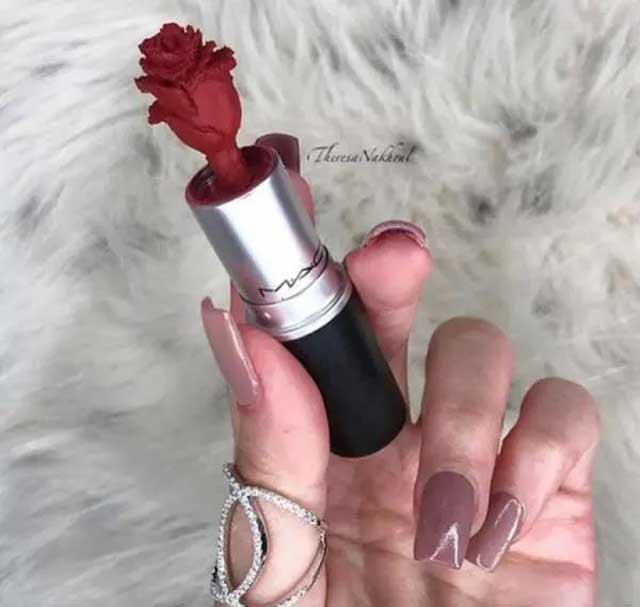 口紅做雕塑，網(wǎng)友：有錢人才能想到這樣去玩??！