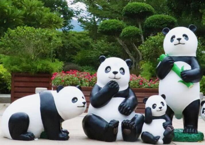 玻璃鋼熊貓雕塑，國寶雕塑真是受歡迎!