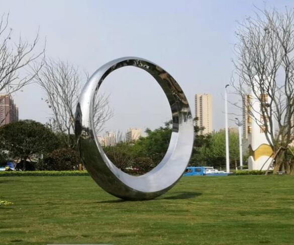 城市公園圓環(huán)不銹鋼月亮雕塑的擺放