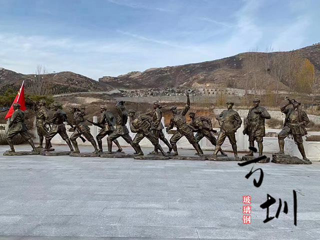 紀(jì)念館廣場玻璃鋼紅軍打仗雕塑