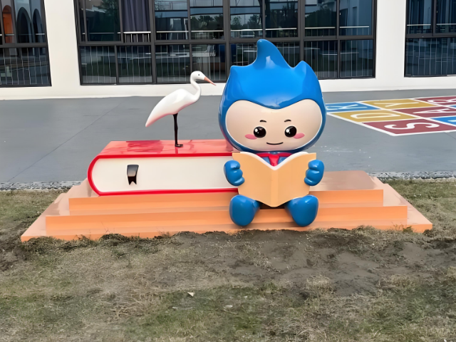 玻璃鋼雕塑凝固校園靈魂的藝術(shù)詩篇